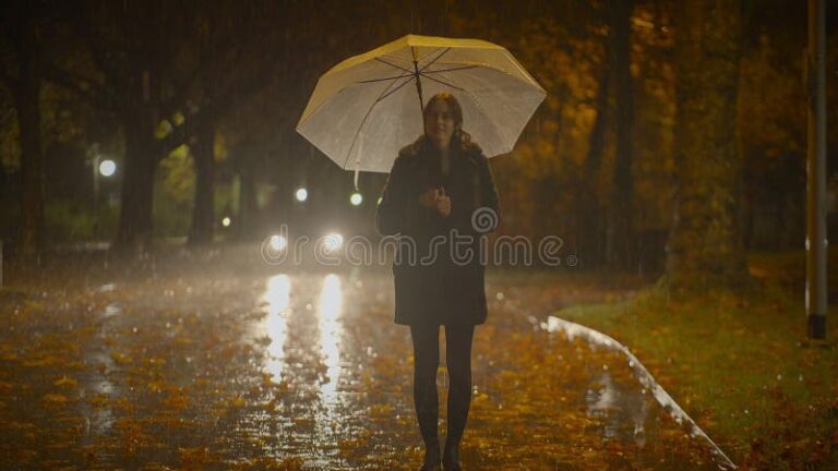 une femme reflechissant sous la pluie