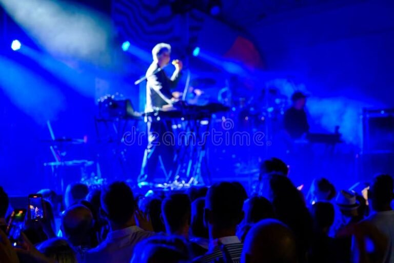 C'est quoi la chanson de l'heure et pourquoi est-elle populaire 43 une foule en train decouter un concert