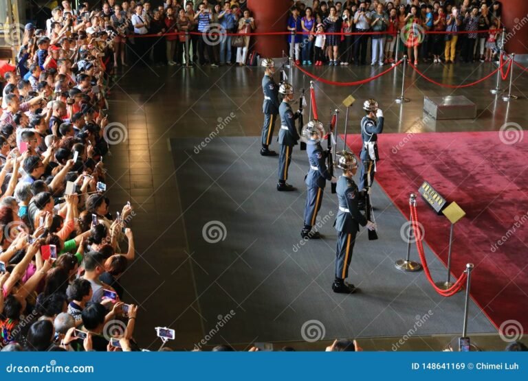 Pourquoi les zoos humains ont-ils captivé l'imaginaire des sauvages 47 une foule observant des personnes dans une cage