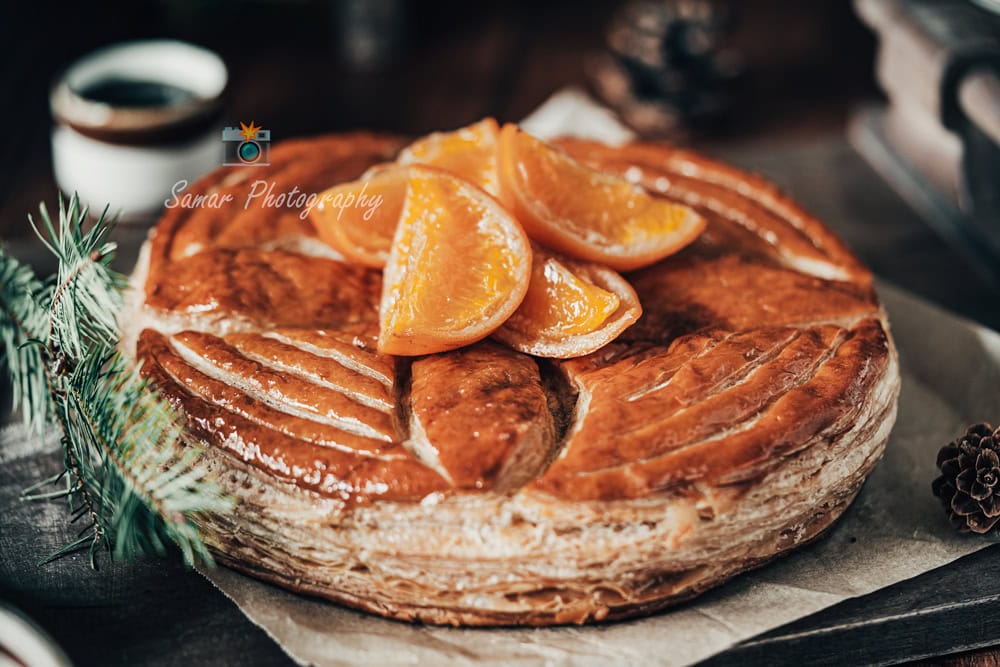 une galette des rois appetissante sur une table