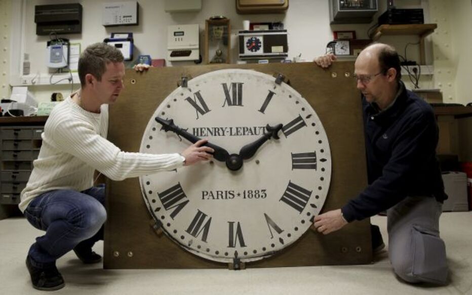 une horloge avec des elections en arriere plan