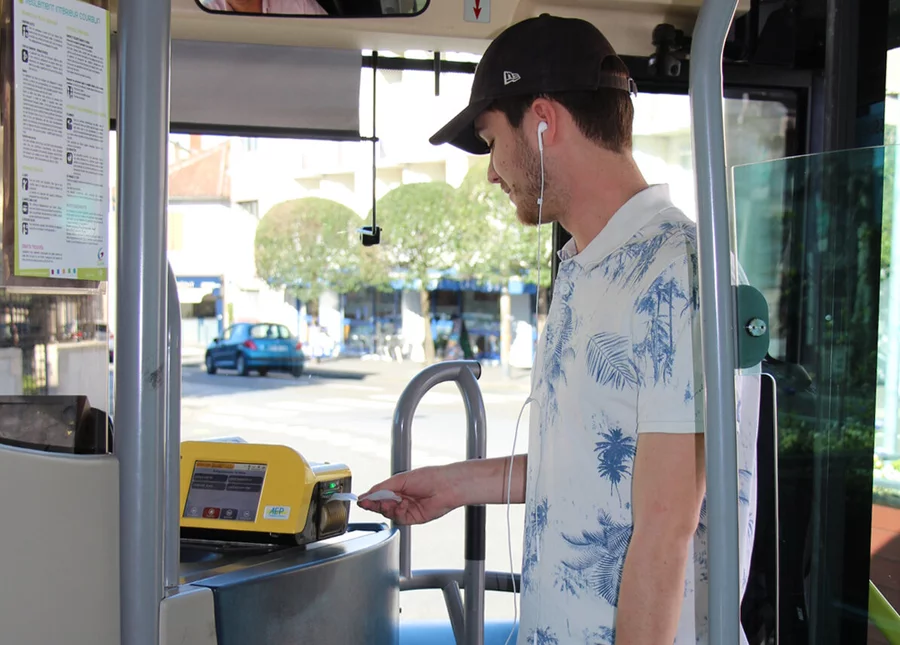 une personne achetant un ticket de bus