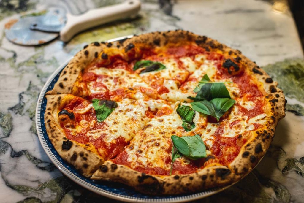 une pizza napolitaine authentique en preparation