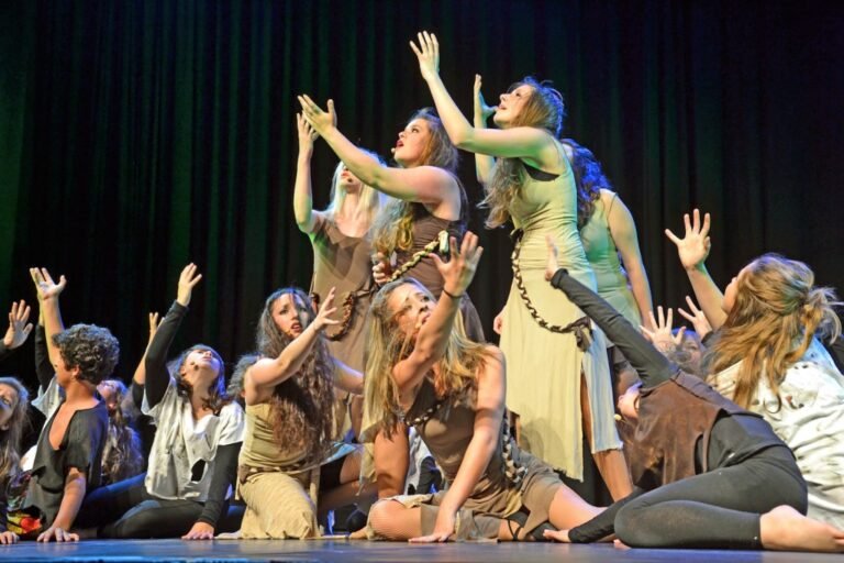 Pourquoi le théâtre "Je suis la maman du bourreau" suscite-t-il des avis 43 une scene dramatique du theatre