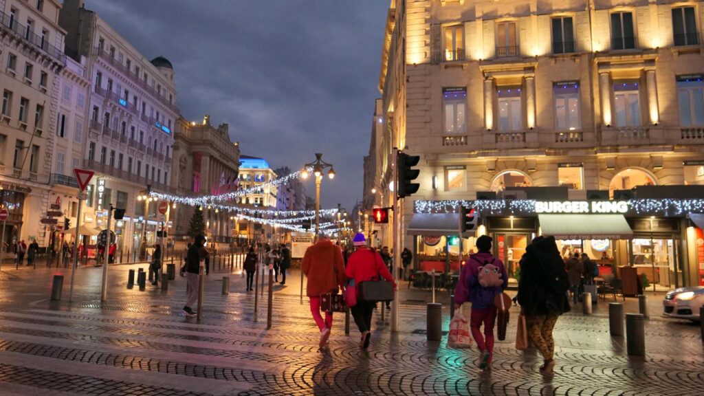 une scene vibrante de marseille en soiree