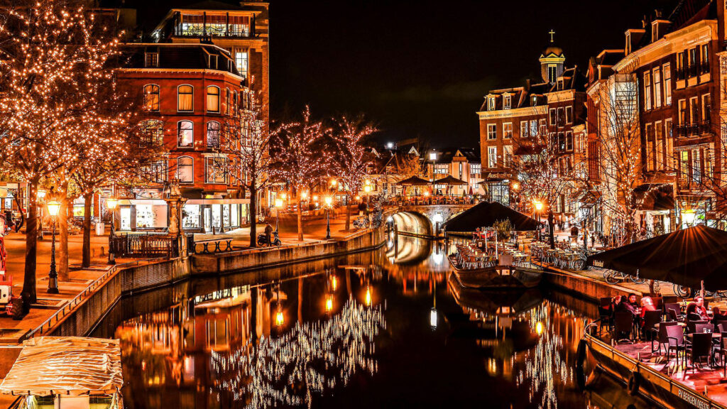 une ville illuminee pendant les fetes