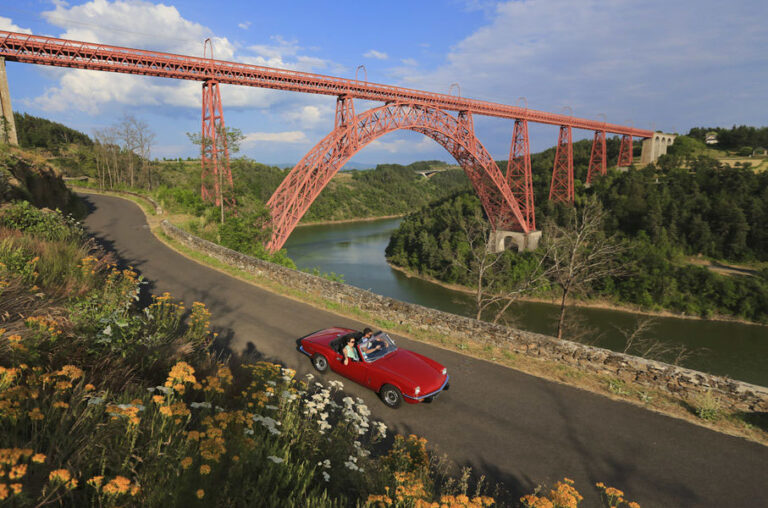 viaduc de garabit en fer rouge majestueux