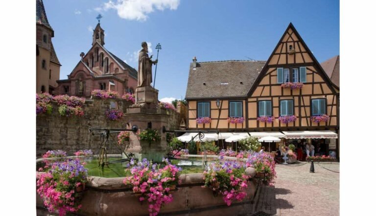 village alsacien colore avec maisons a colombages