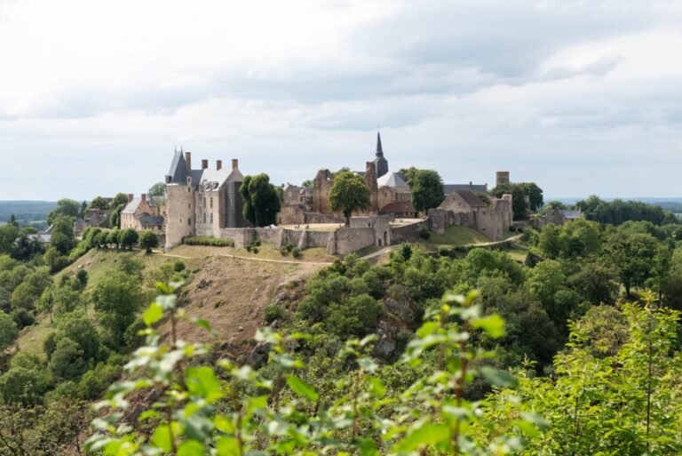 Pourquoi Sainte Suzanne est-elle considérée comme le plus beau village de France 20 village medieval pittoresque de sainte suzanne