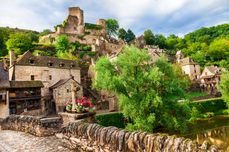 village medieval surplombant la riviere aveyron