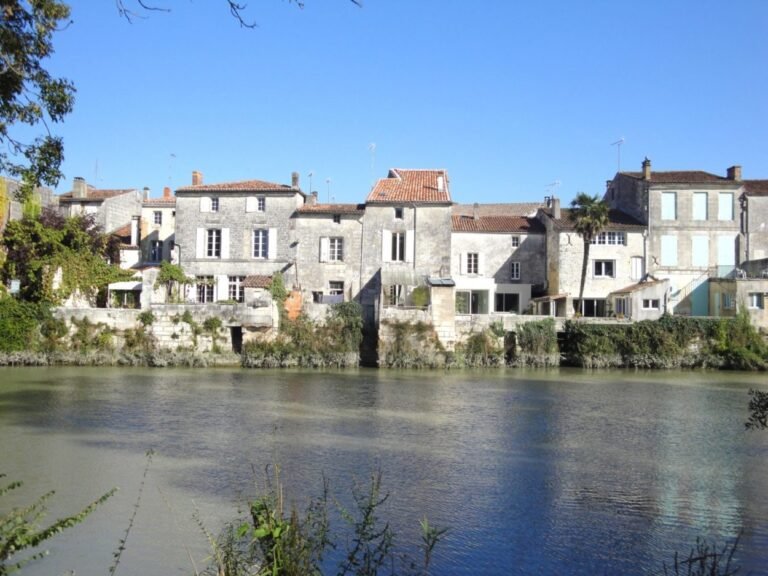 Quels sont les plus beaux villages à visiter autour de l'Isle-sur-la-Sorgue 17 village pittoresque au bord de la riviere