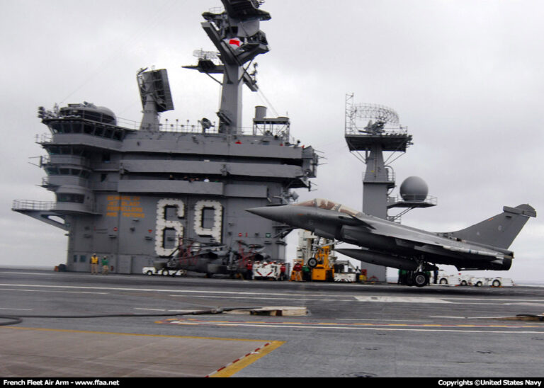 visiteur admirant un porte avions a toulon