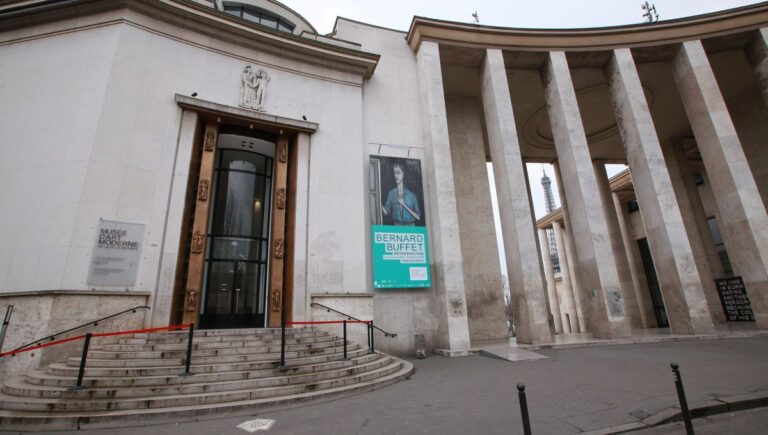 visiteurs a lentree du musee moderne