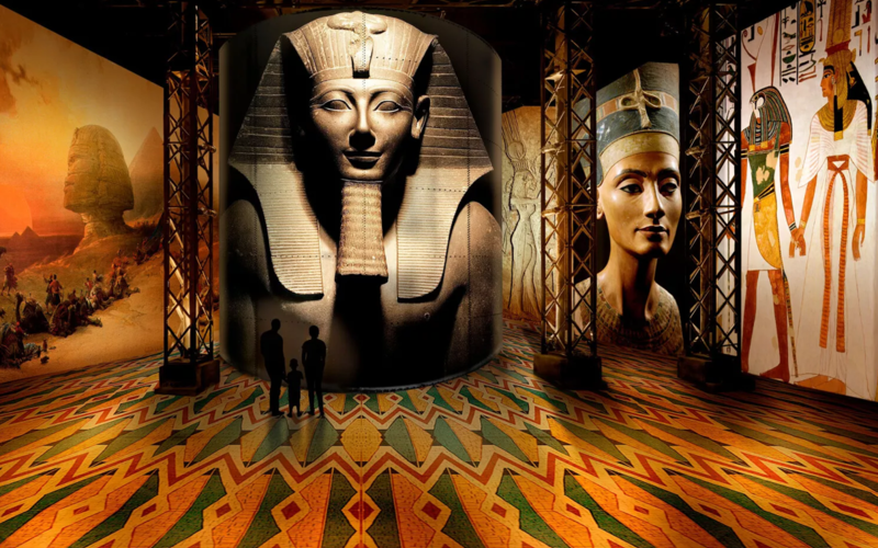 visiteurs admirant des oeuvres egyptiennes lumineuses