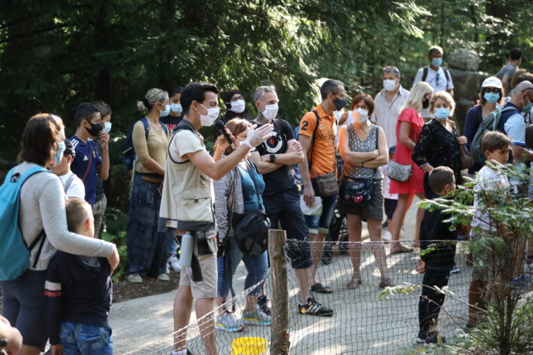 visiteurs heureux devant lentree du parc
