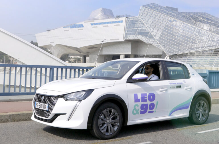 voiture de location devant la gare de lyon