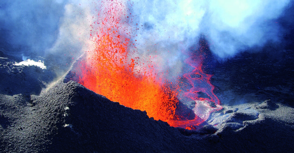 volcan en eruption en france metropolitaine