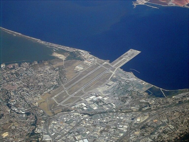 vue aerienne de laeroport de marseille