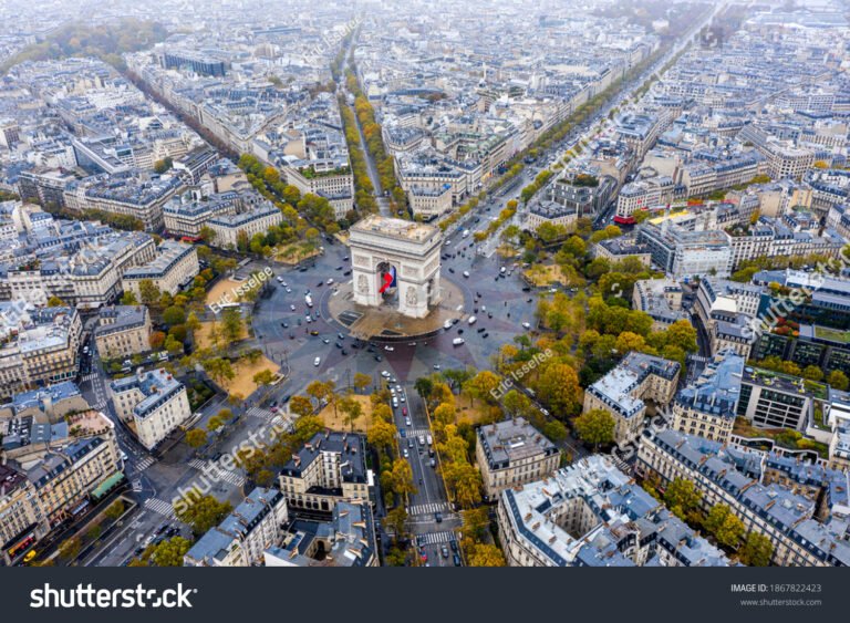 Pourquoi visiter l'Arc de Triomphe au rond-point des Champs-Élysées 19 vue aerienne de larc de triomphe