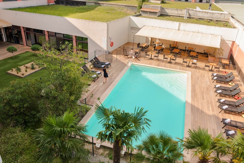 Où se situe l’Hôtel Mercure à Aix-en-Provence La Duranne près de la gare TGV