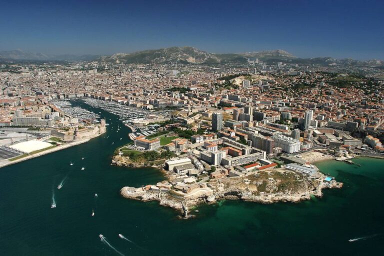 vue aerienne de marseille et ses environs 1