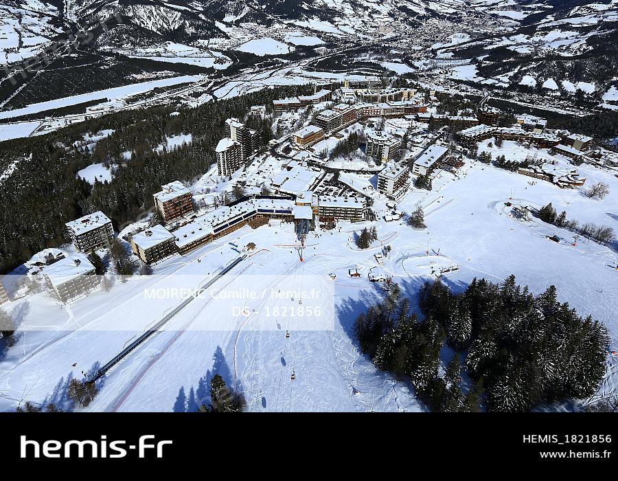 vue aerienne des pistes de ski a pra loup