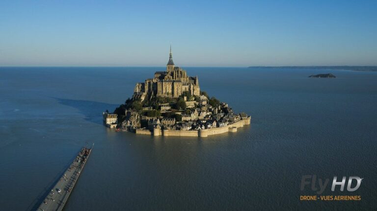 vue aerienne du mont saint michel entoure deau