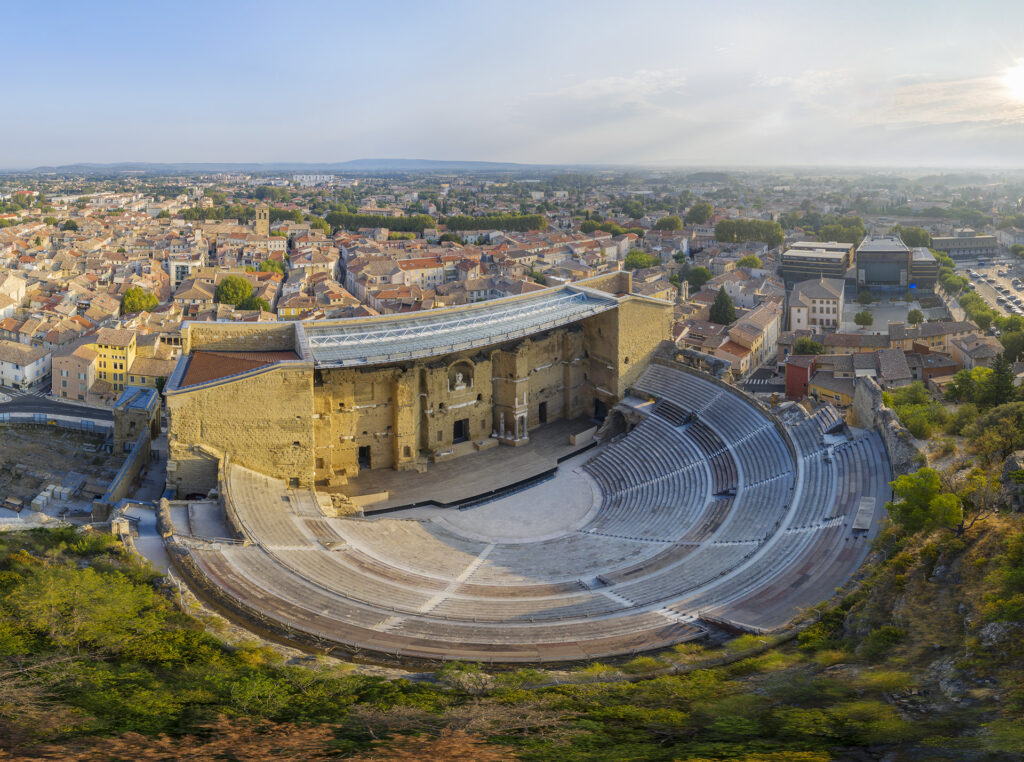 vue aerienne du theatre antique dorange