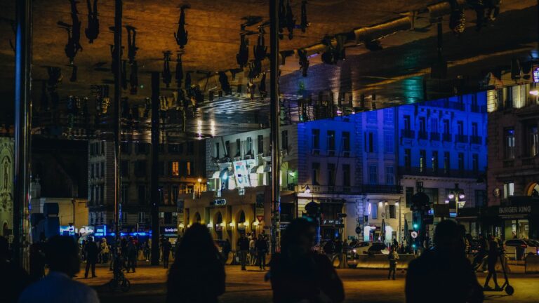 vue animee des docks de marseille la nuit