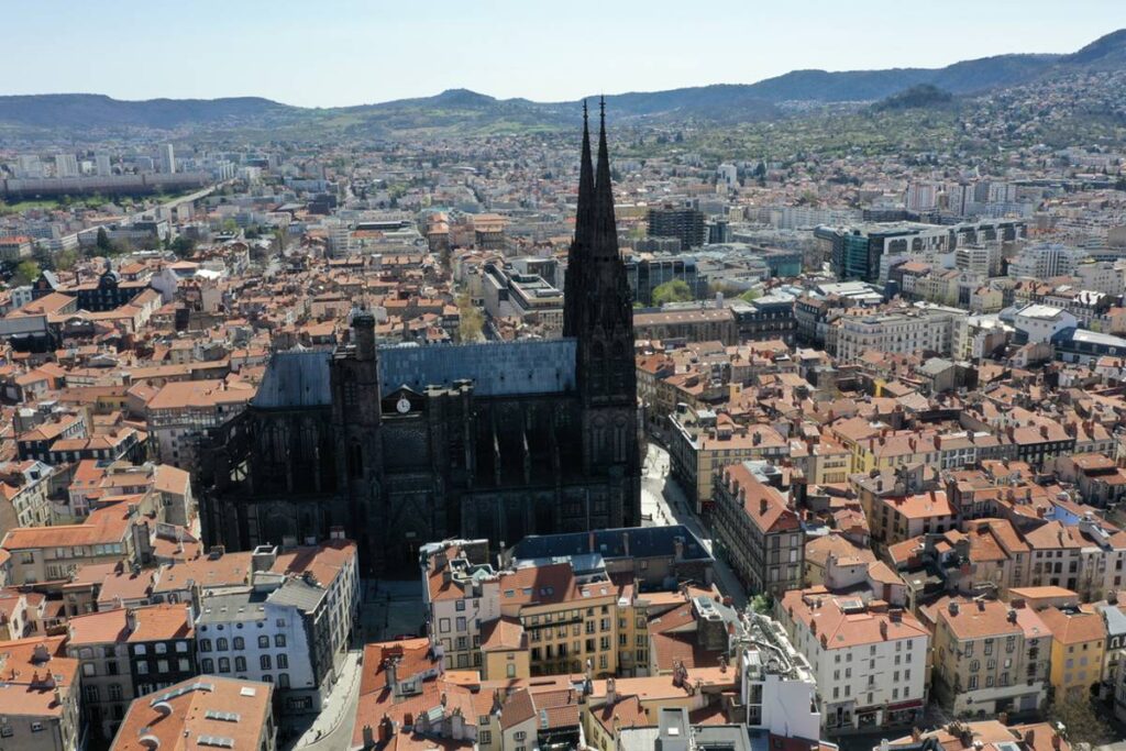 Pourquoi la cathédrale de Clermont-Ferrand est-elle noire