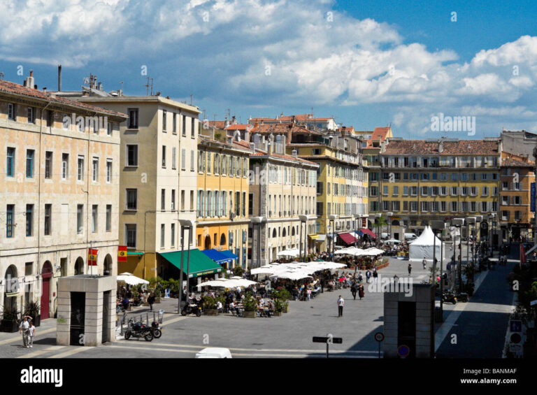 vue de la place aux huiles a marseille