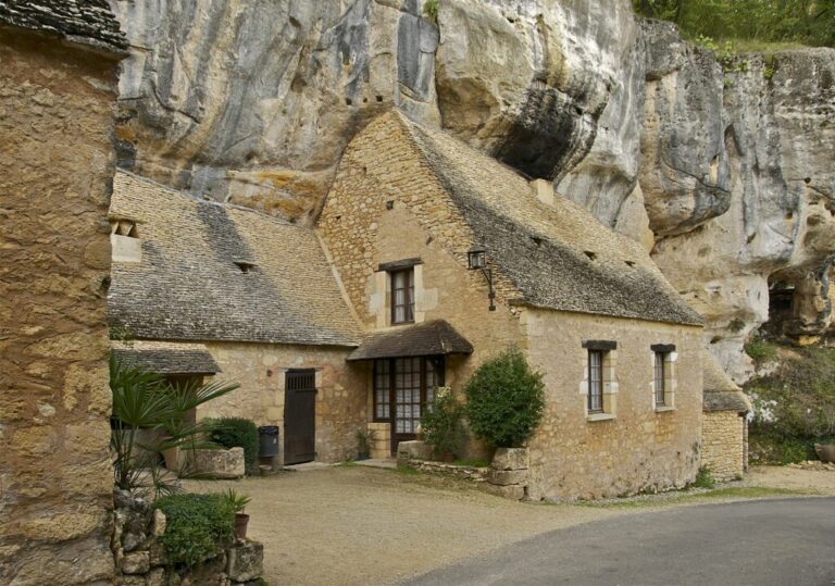 vue des grottes troglodytes aux eyzies