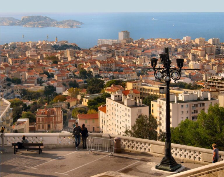 vue du centre ville de marseille animee