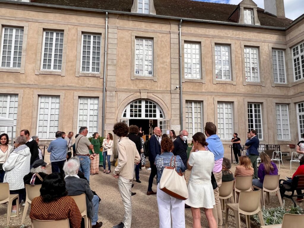 vue du musee avec visiteurs emerveilles