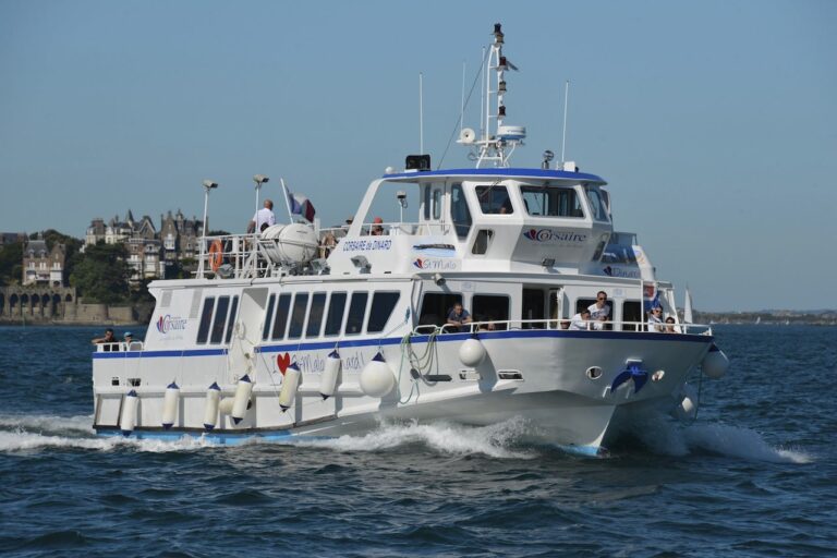 vue du port de dinard avec bateau bus