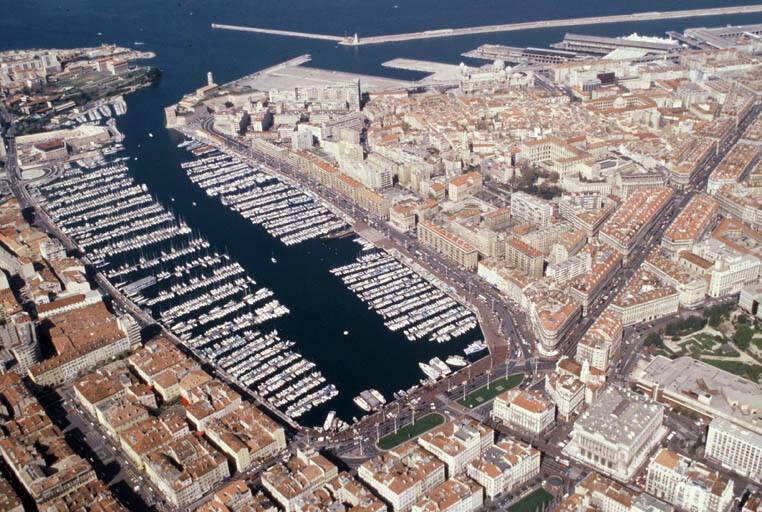 vue du vieux port de marseille anime