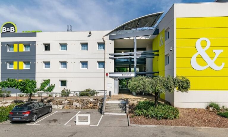 vue exterieure de lhotel bb la valentine