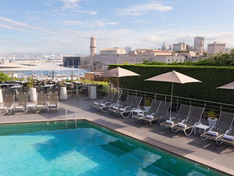 vue exterieure de lhotel novotel marseille