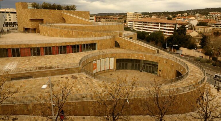 vue exterieure du grand theatre de provence
