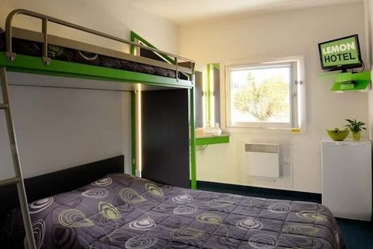 vue exterieure du lemon hotel a septemes