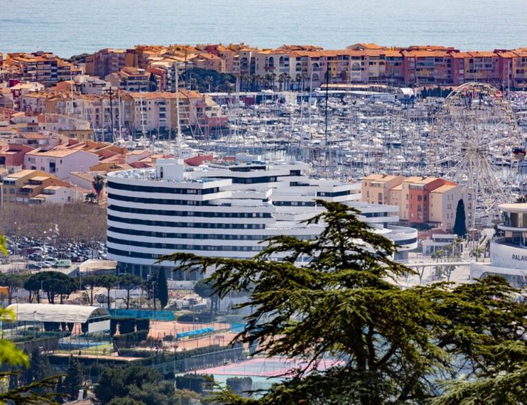vue panoramique du centre ville du cap dagde