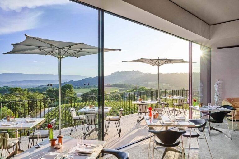 Que faut-il savoir sur le Puy Sainte Réparade et le Château Lacoste 2 vue panoramique du chateau lacoste