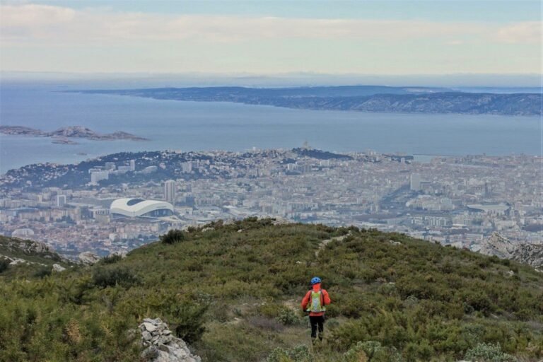 Pourquoi visiter le Mont Saint-Cyr à Marseille pour une vue imprenable 23 vue panoramique du mont saint cyr a marseille