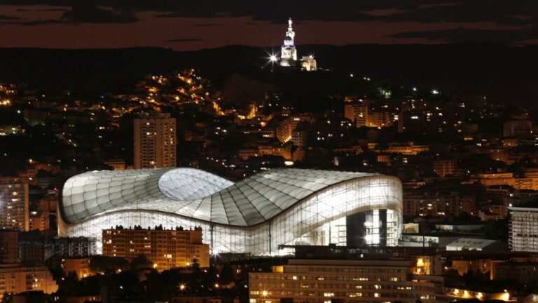 vue panoramique du stade velodrome illumine