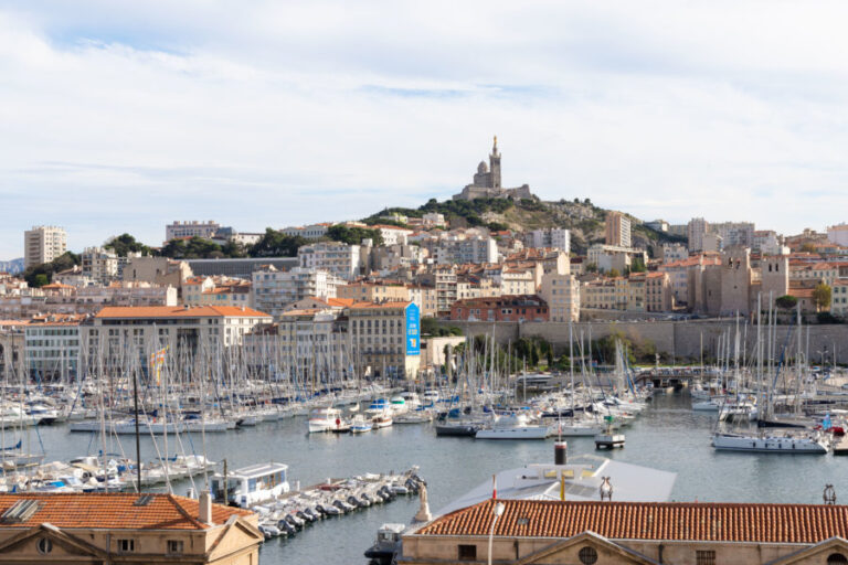vue panoramique du vieux port a marseille