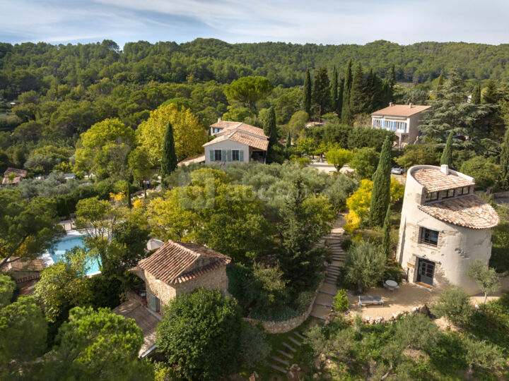 vue panoramique du village de saint antonin du var