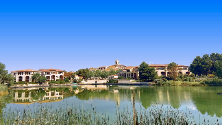 Quels sont les avis sur le Village Pont Royal en Provence 16 vue panoramique du village pont royal